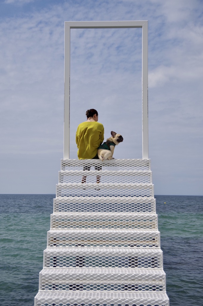 海から空へと続く扉