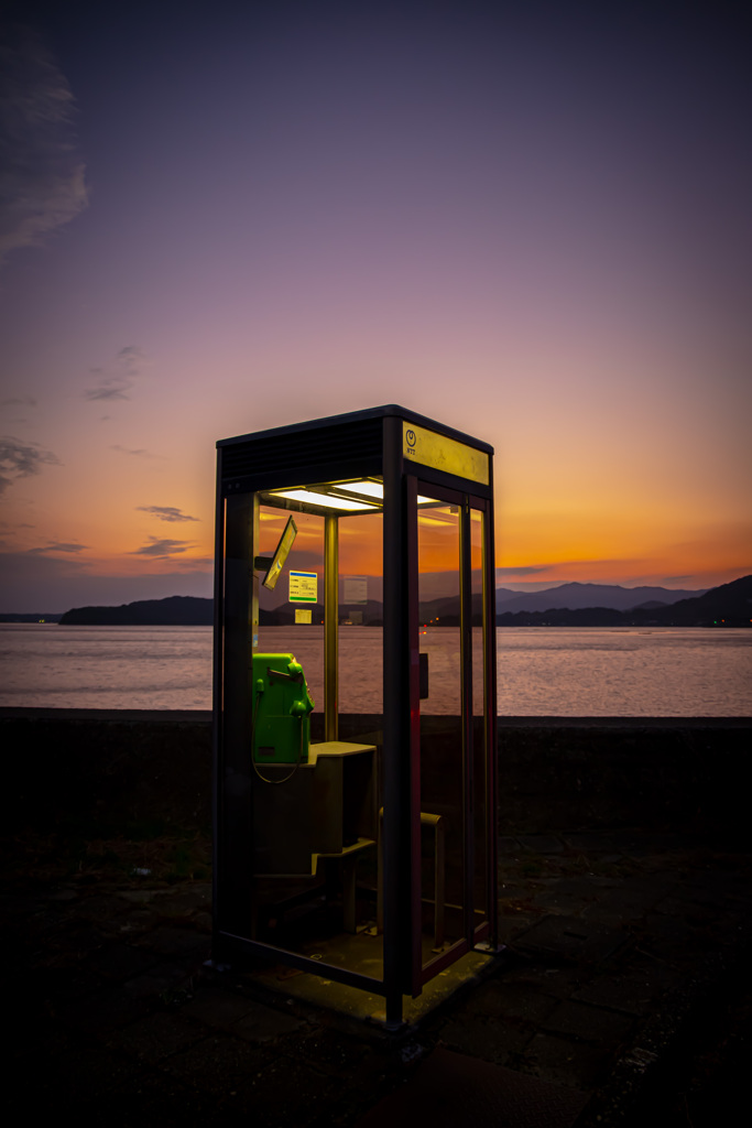 湖の公衆電話。