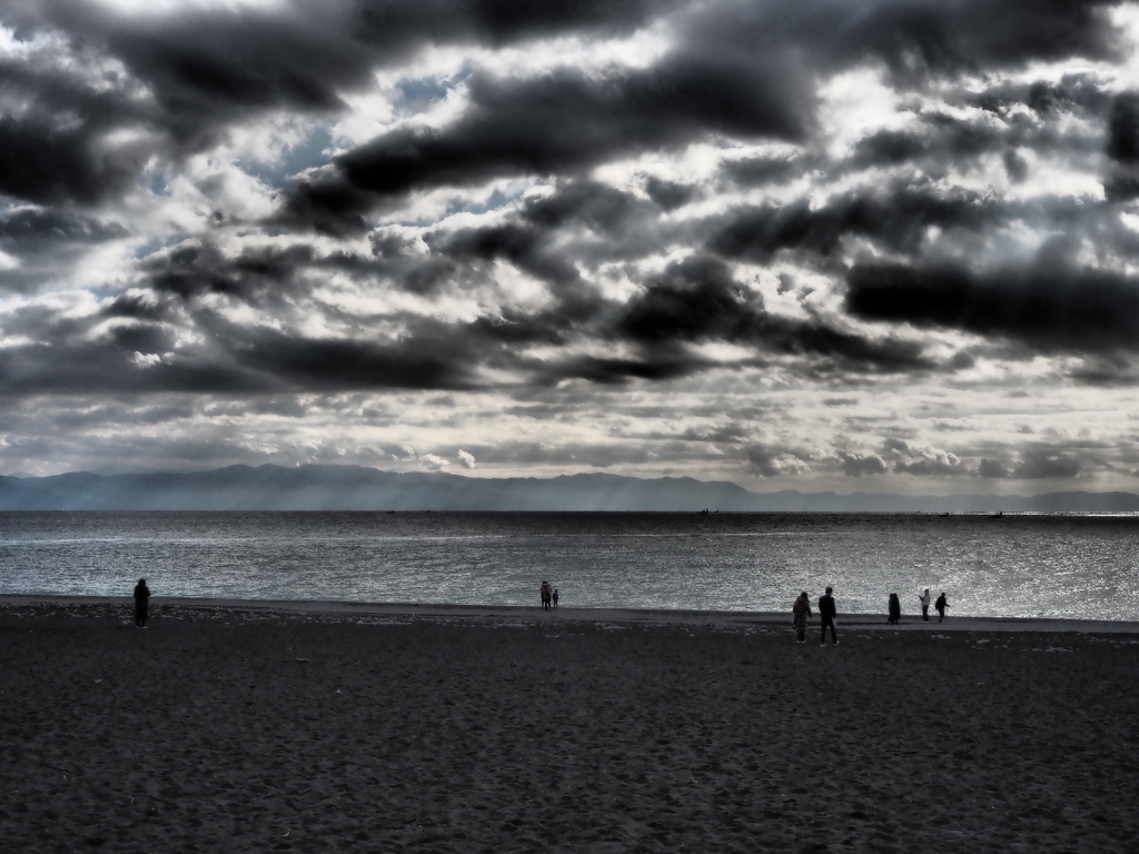 冬の雲と砂浜