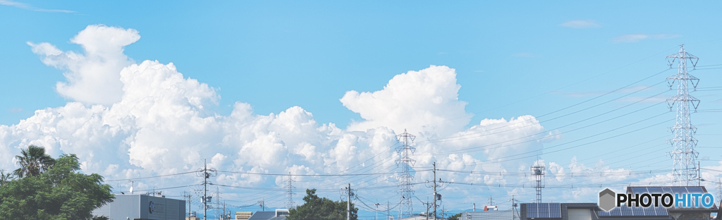 空(ソーラー)、鉄塔、電線、街。 淡い繋がり。