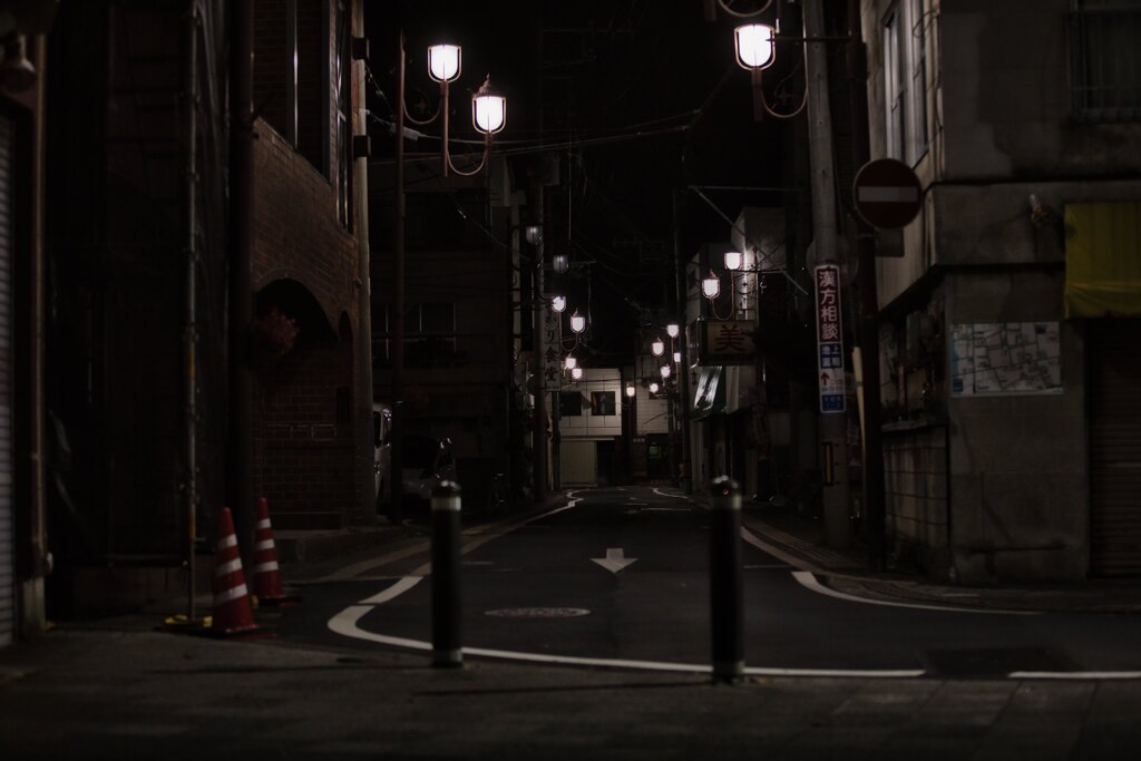 朝散歩　誰もいない駅前商店街