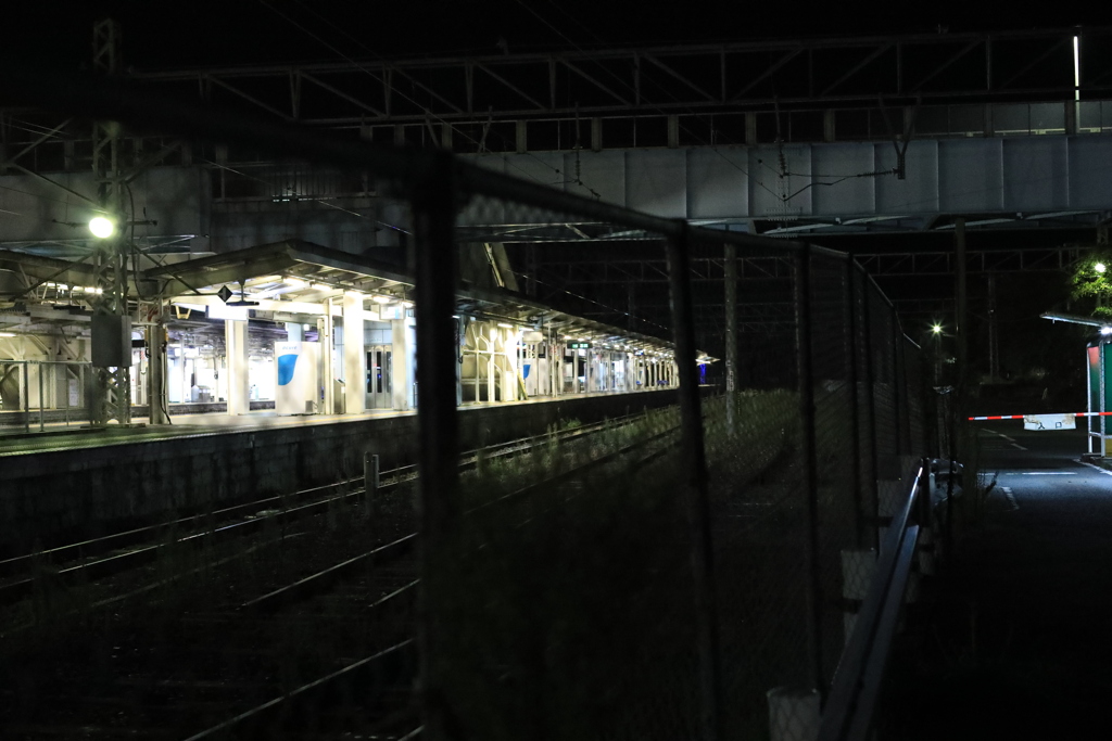 始発電車を待つ