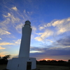 早朝の古房地灯台