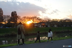 川沿いの夕日