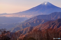 静かに佇む富嶽