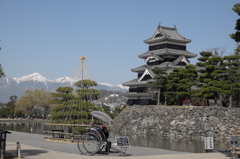 松本城　遠くに常念岳