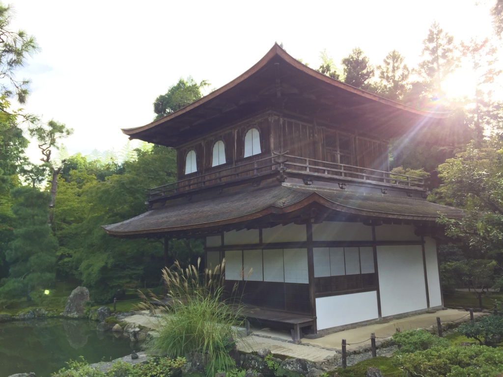 陽光射す銀閣寺