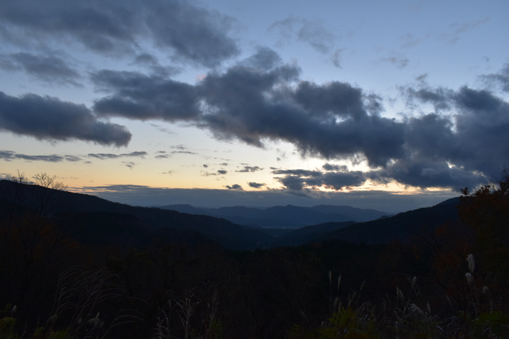 暮れる山