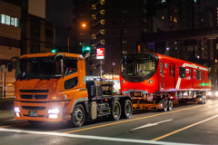 新車の丸ノ内線　陸送される