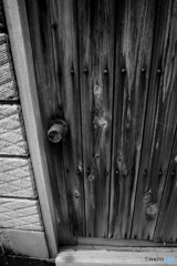 錆びたドアノブと木の扉