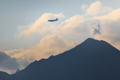 常念岳と槍ヶ岳の上を飛ぶ FDA機