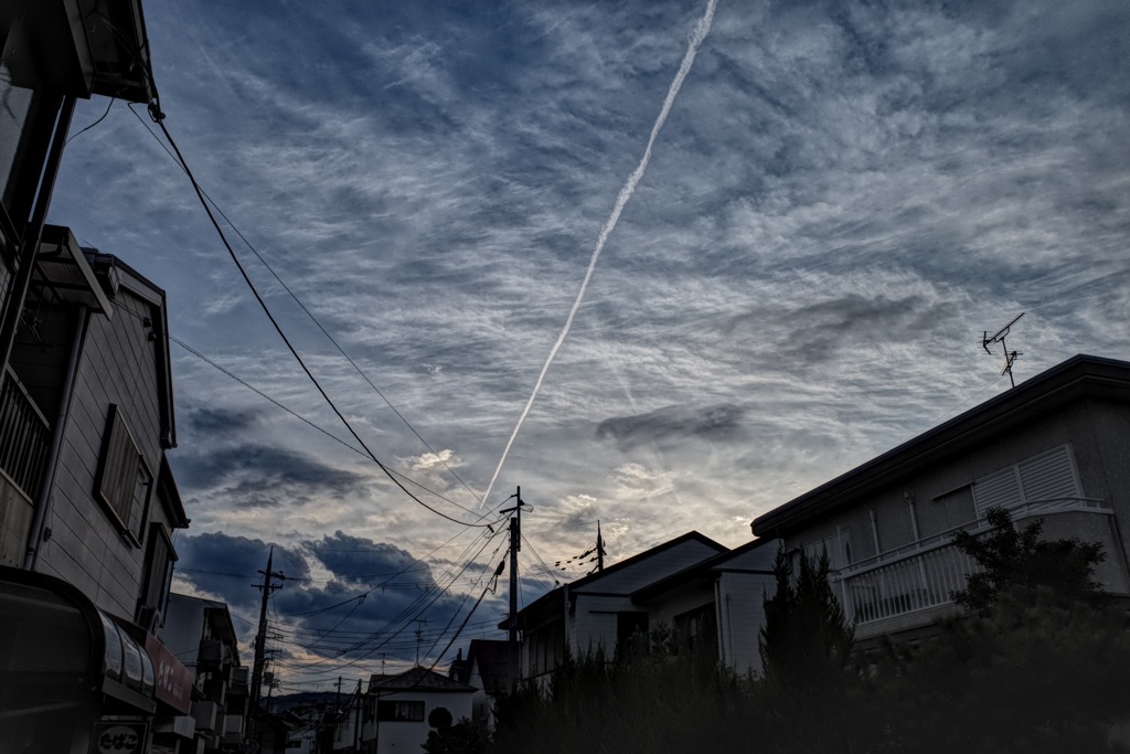 雨上がりの飛行機雲