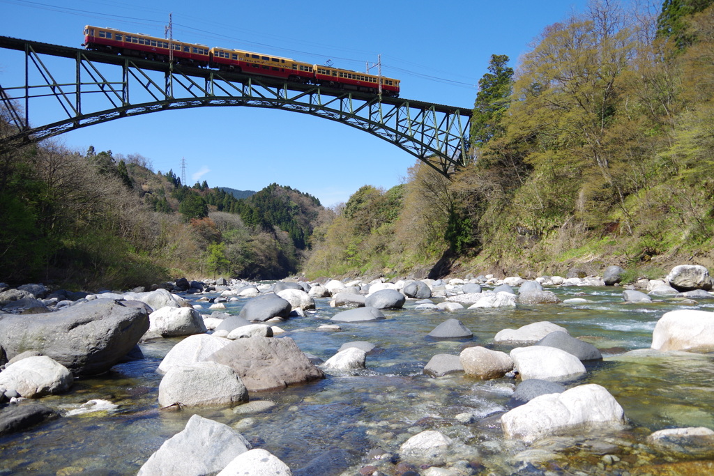見上げる鉄橋