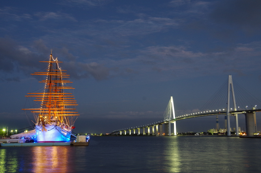海王丸と新湊大橋