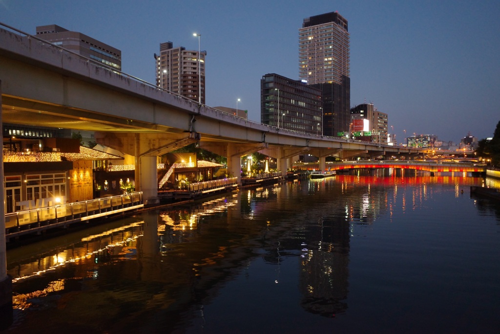 夕暮れ水都大阪