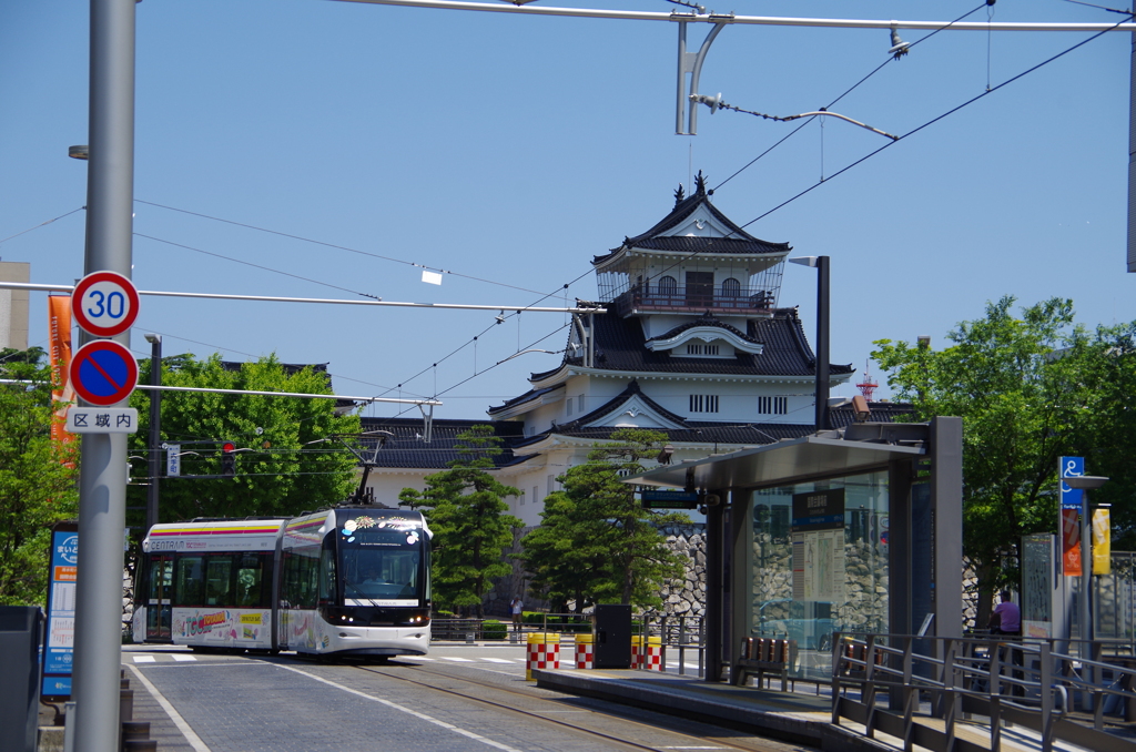 富山城と路面電車
