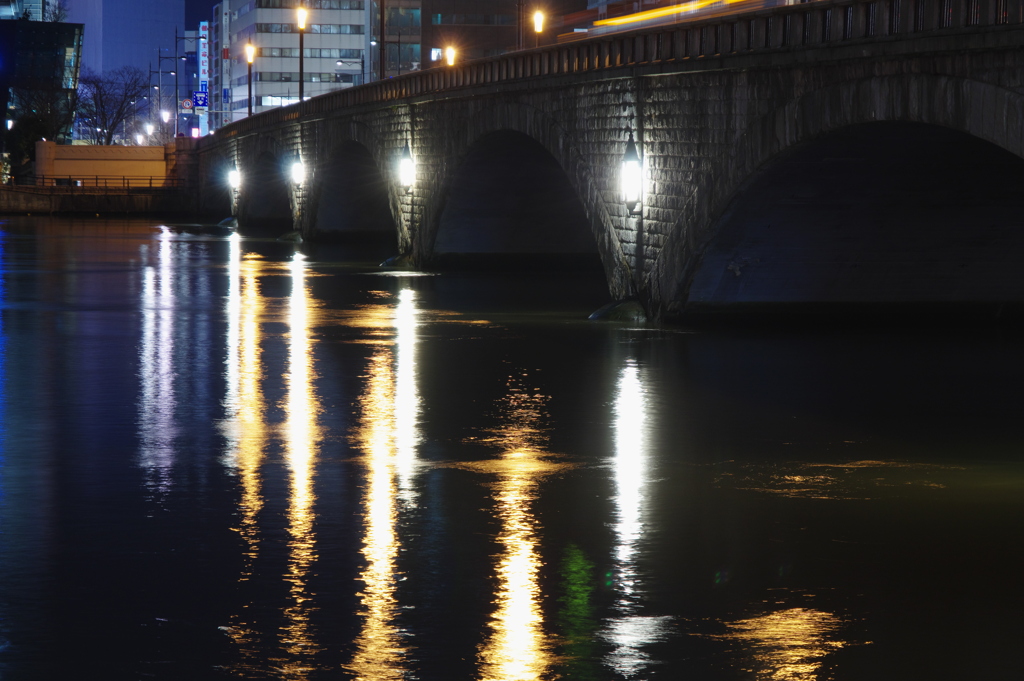 万代橋橋脚と信濃川水面夜景