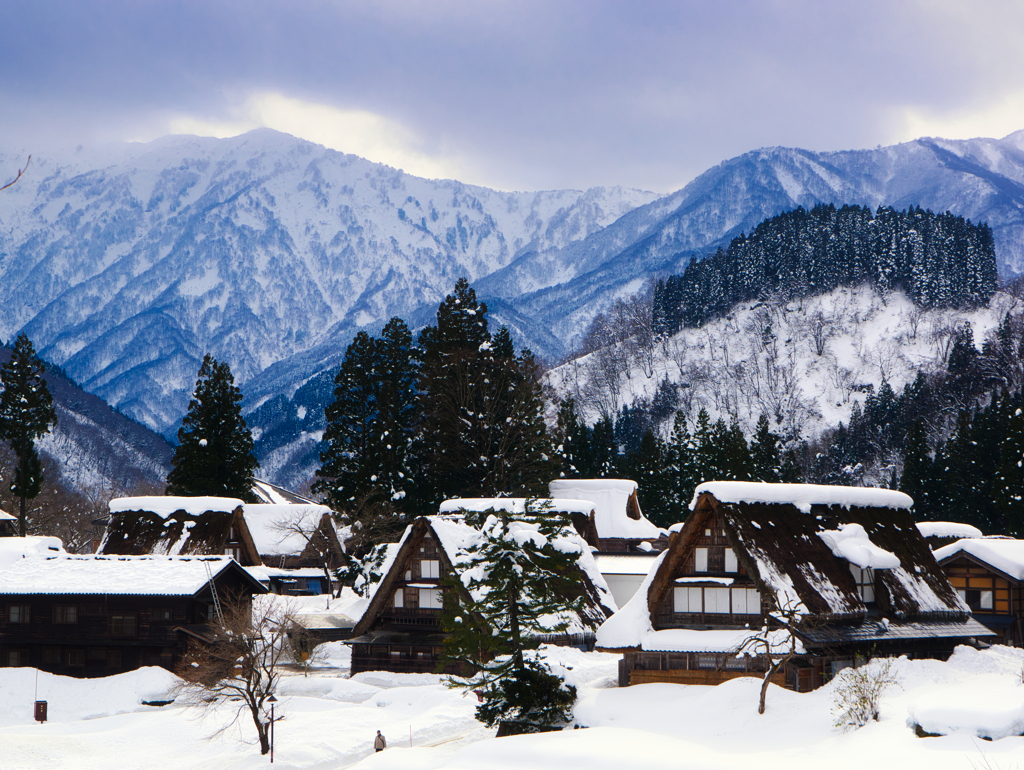 凍る峰山を背に五箇山