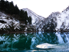 川 雪景色