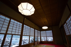 茶室から雪景色を眺む