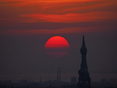PL塔のある夕景
