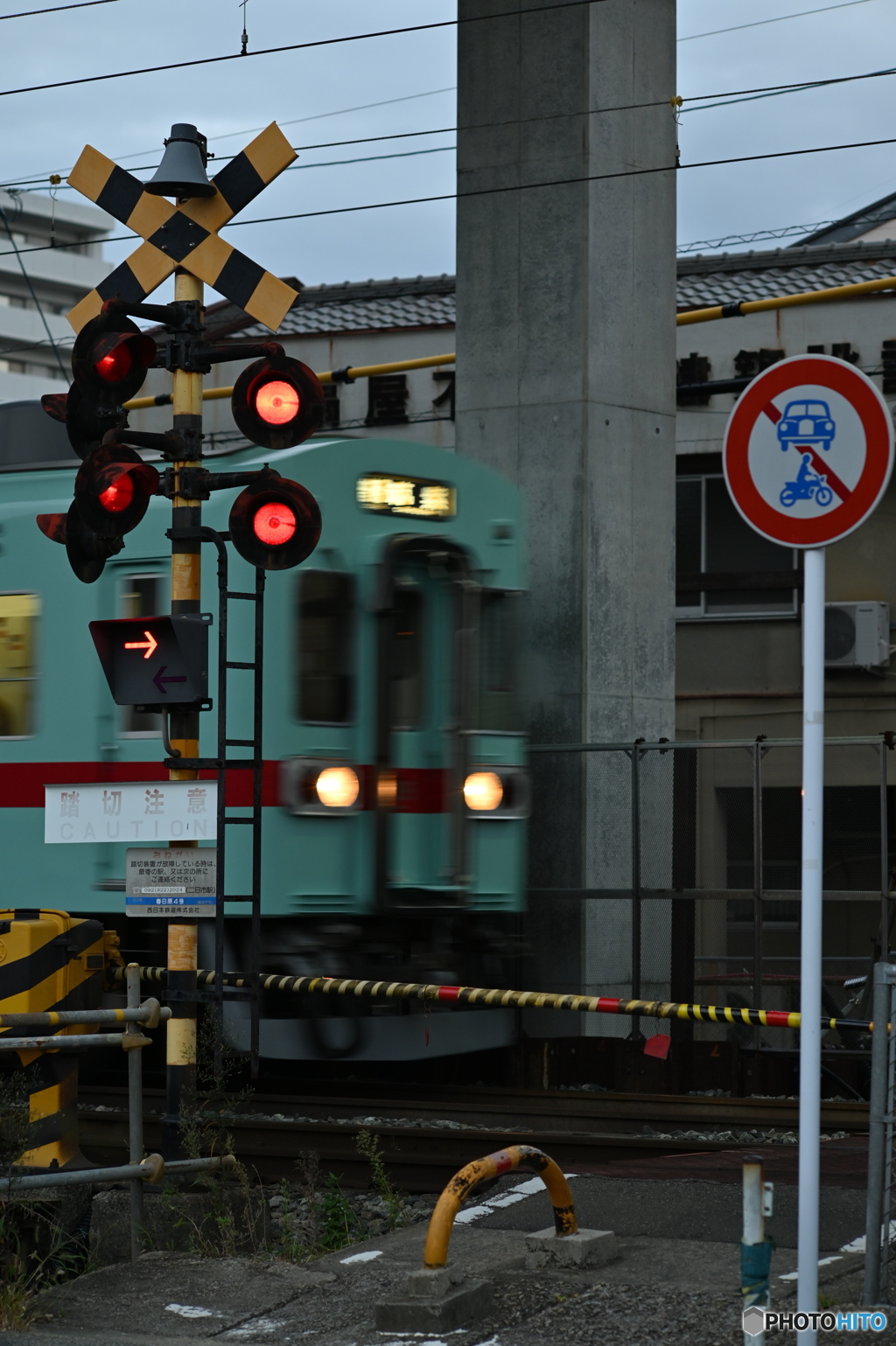 踏切鳴動中！