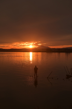 涸沼の夕日と釣り人