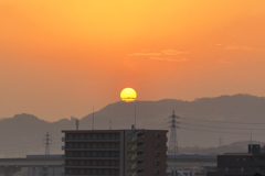 朝霧の中に浮かぶ朝日