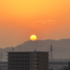 朝霧の中に浮かぶ朝日