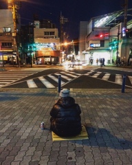 冬、大正駅前にて