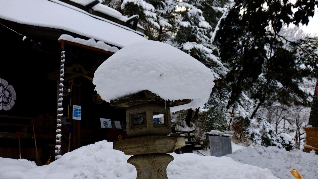 雪の石燈籠