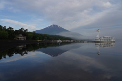 湖面にうつる 白鳥と富士山
