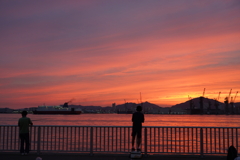 夕闇の釣り人