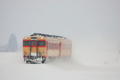 鉄路を覆う雪を踏みしめて