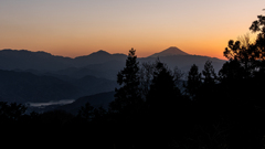 景信山山頂より、夕焼けの富士山