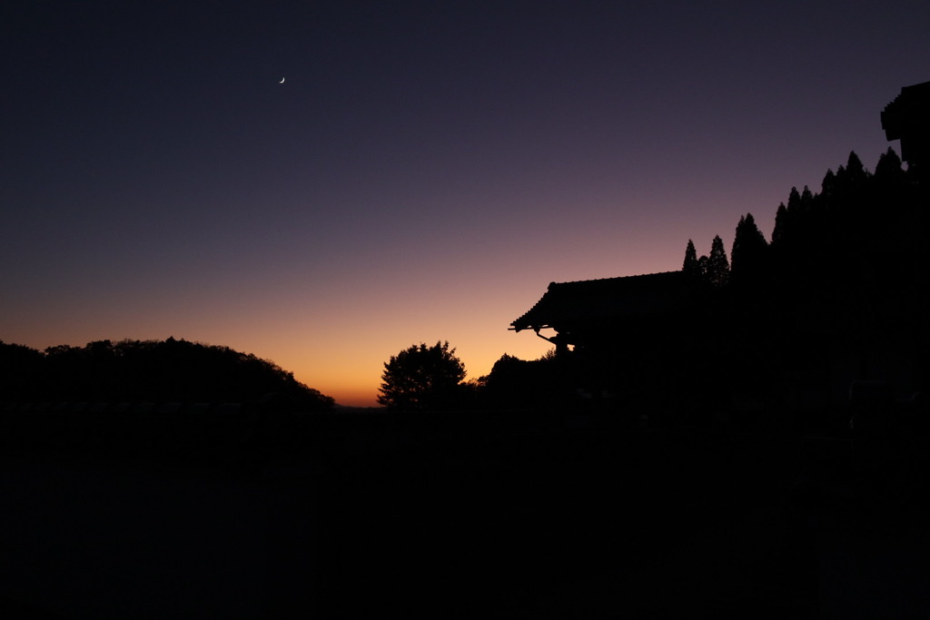 山寺と夕陽と月