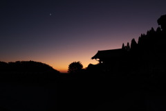 山寺と夕陽と月