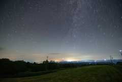 風車群と星空(露出時間392秒)