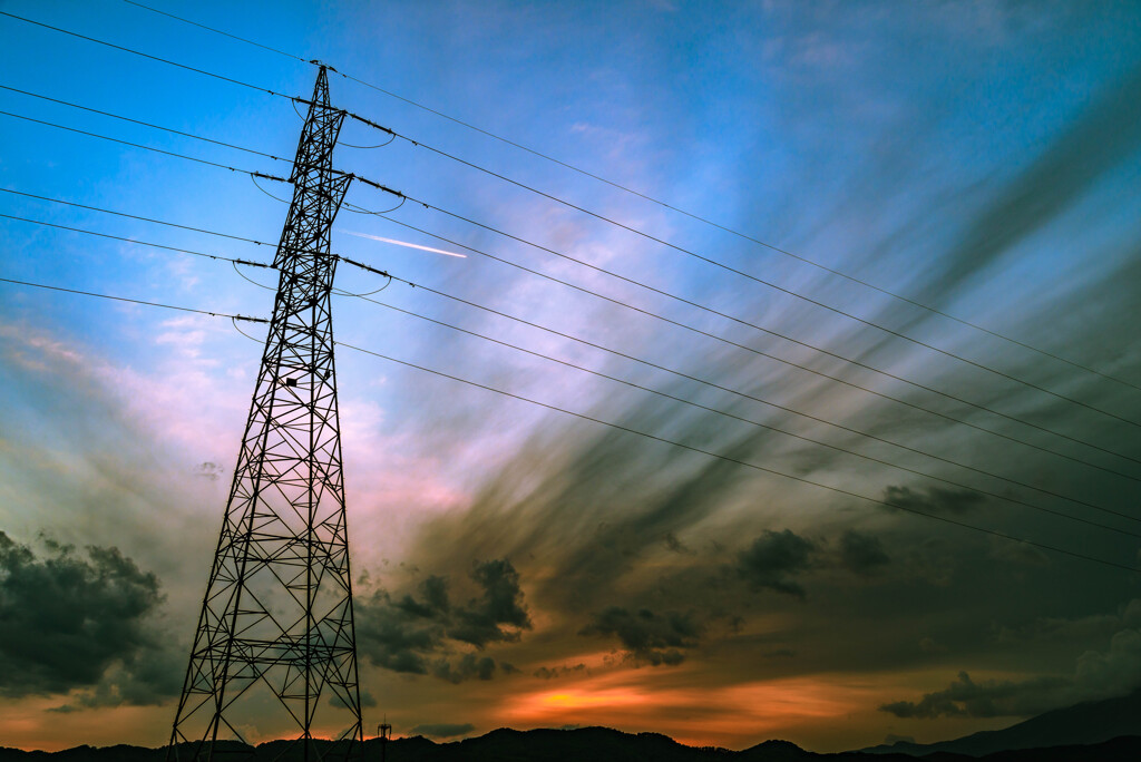 雲を割る鉄塔
