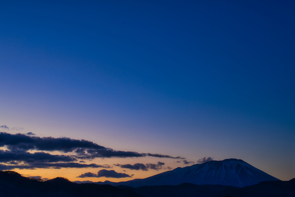 夕焼け雲と岩手山