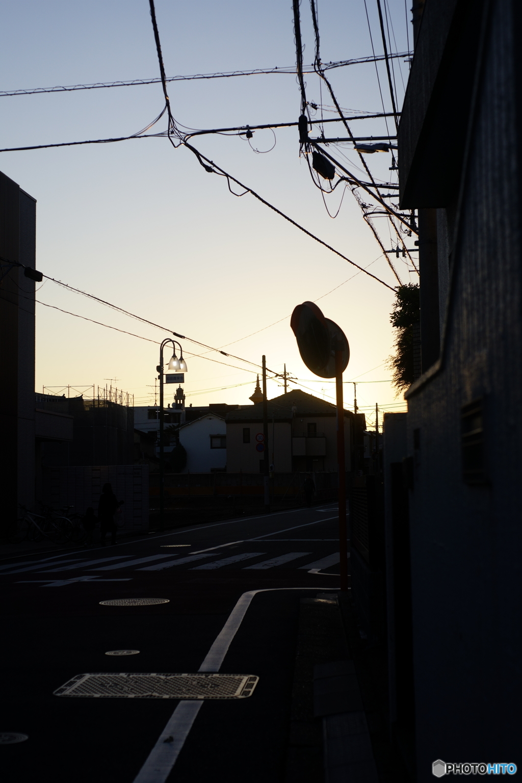 夕暮時　尖塔の見える街
