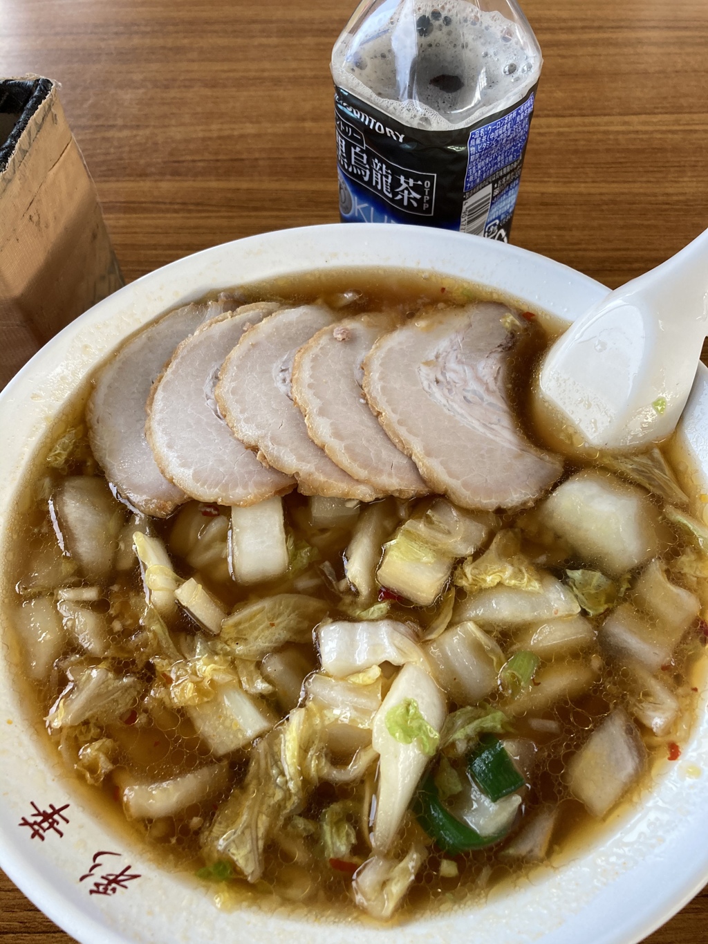 彩華ラーメン　　　　　　　　　黒烏龍茶と共に