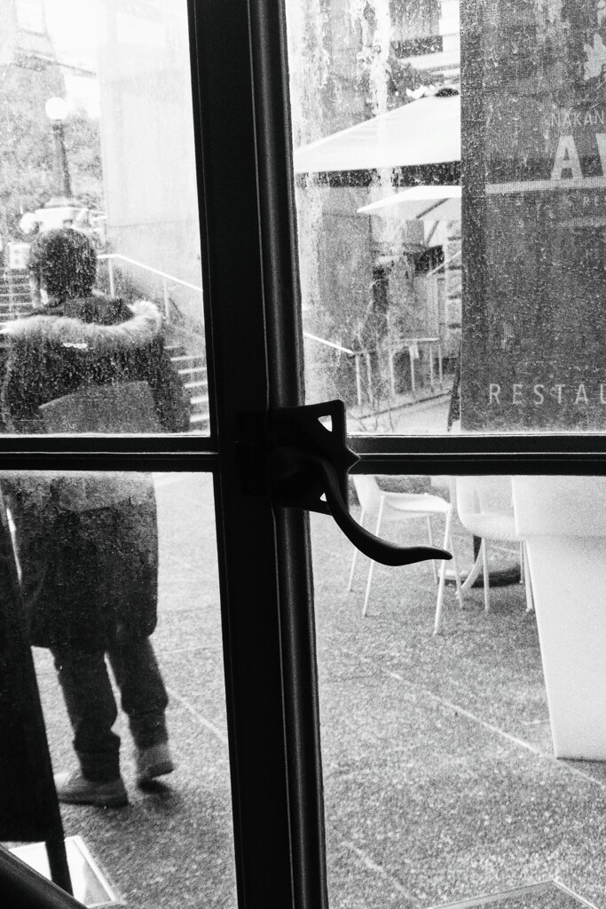 アンティークな窓越しの人