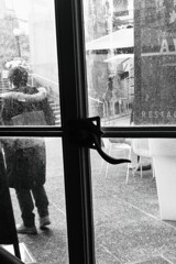 アンティークな窓越しの人