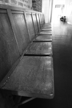 アンティークな木製の長椅子