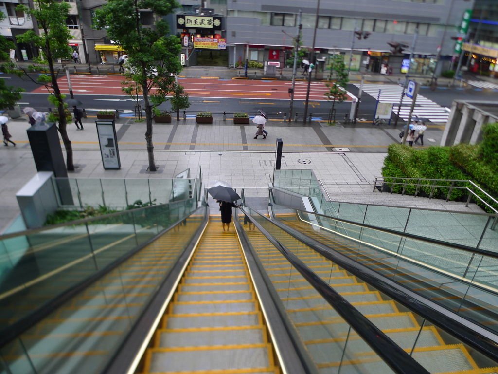 町・ビル ある雨の一日