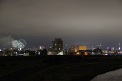 テレビ塔と花火