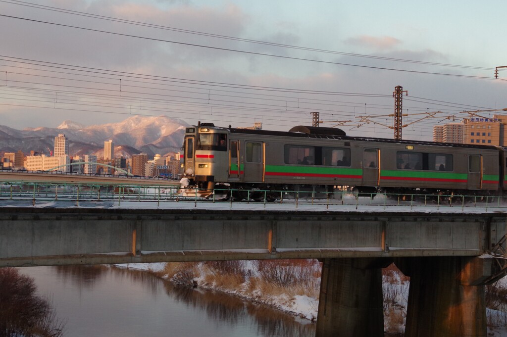 冬の豊平川を渡るクハ731