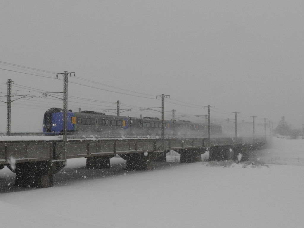 吹雪を走る特急オホーツク