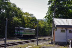 旧島の下駅を通過するキハ40